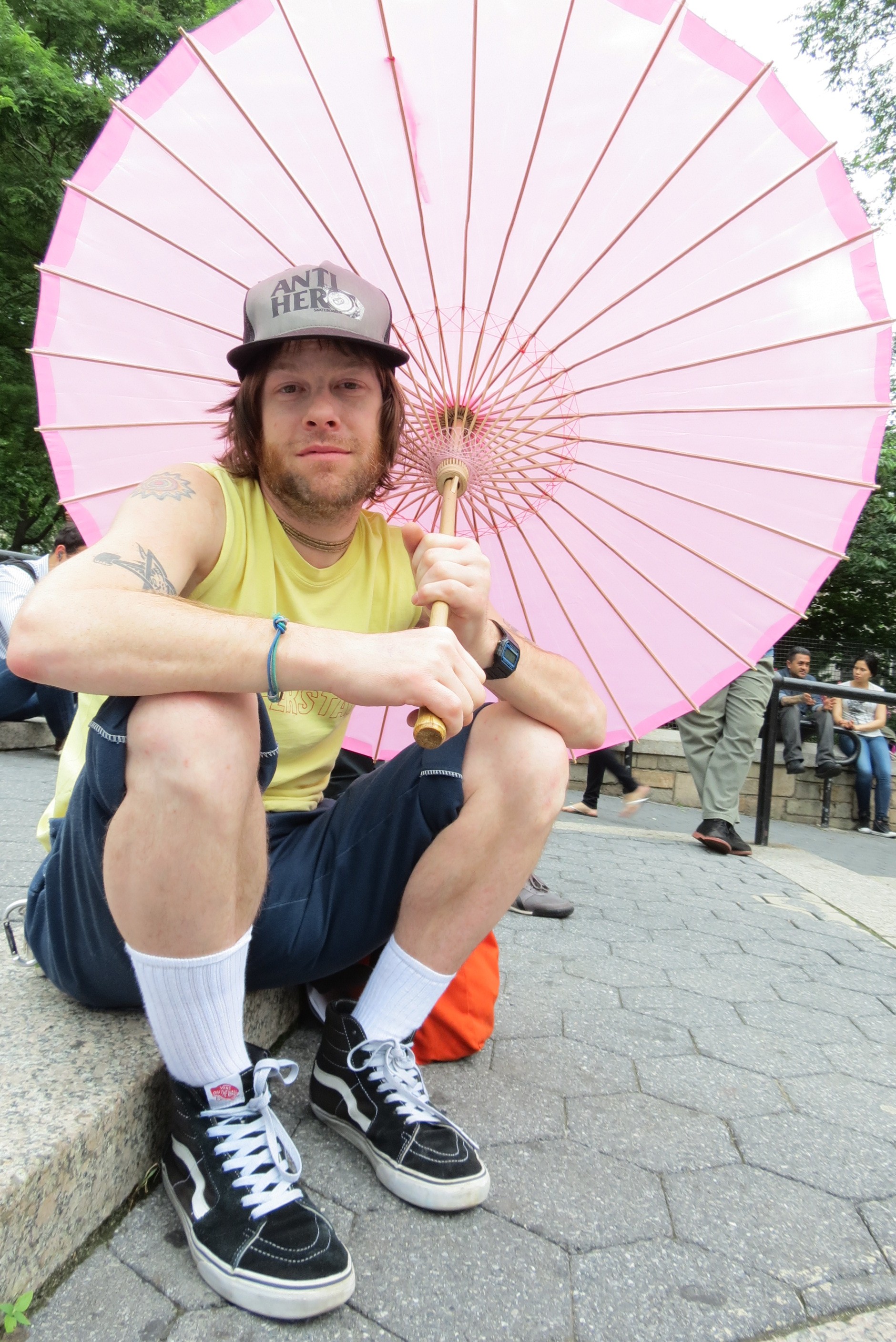 skater with pink parasole