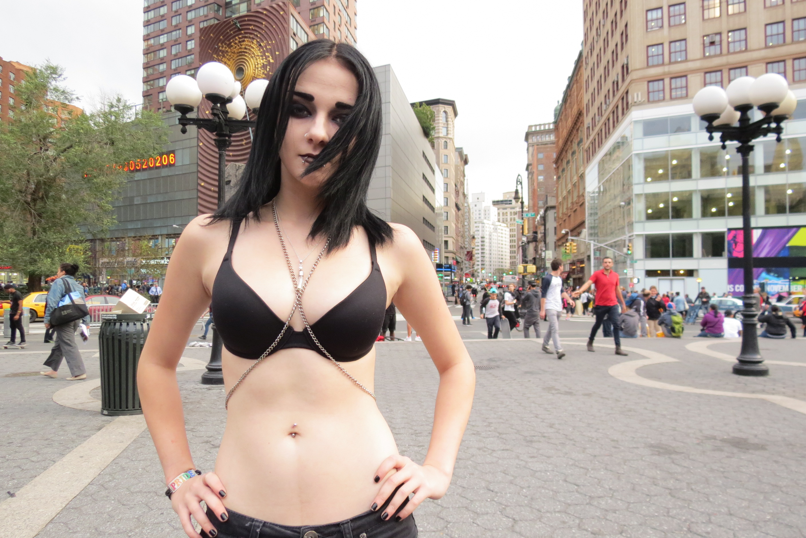 Hot goth girl in bra & chain